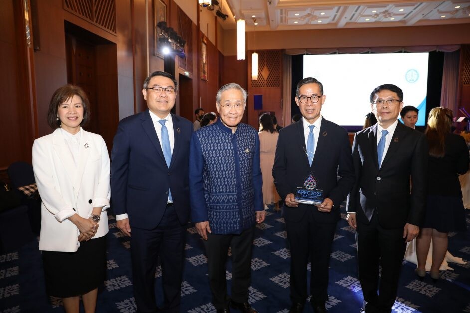 ธนาคารกรุงเทพ รับมอบโล่ที่ระลึก จาก "รองนายกฯ ดอน ปรมัตถ์วินัย" ในฐานะ 'พันธมิตรด้านการสื่อสารและประชาสัมพันธ์'  การเป็นเจ้าภาพ APEC 2022 ของไทย