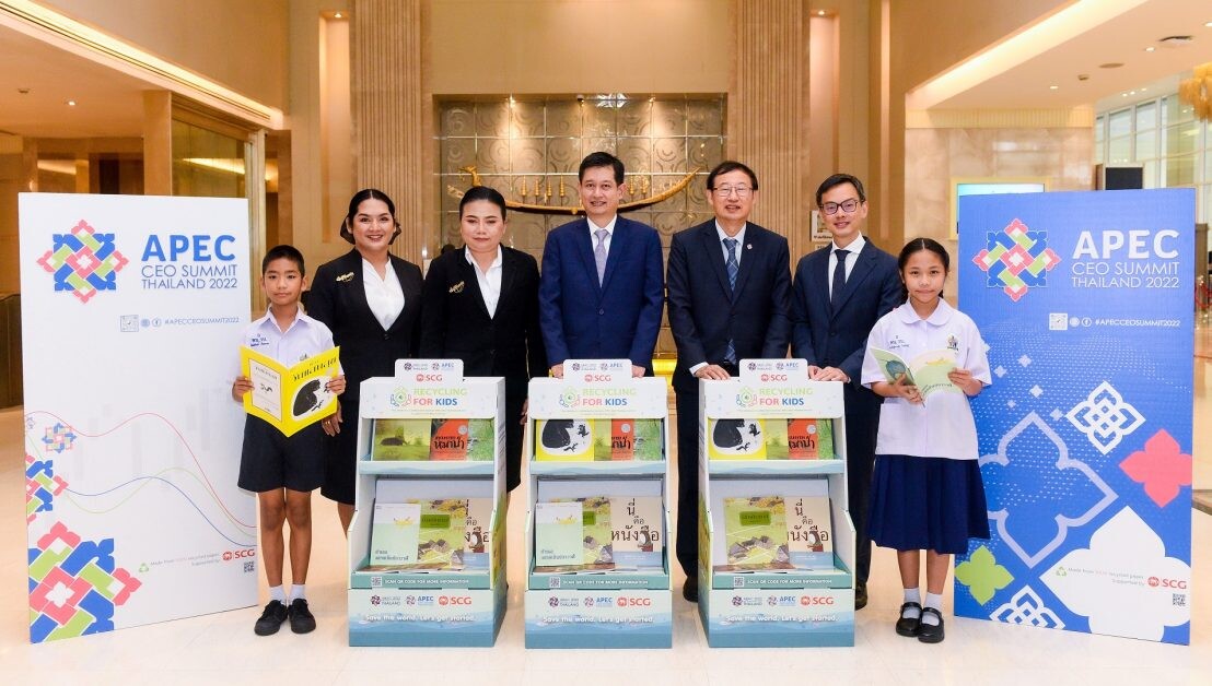 SCG joins hands with JSCCIB turn used paper from APEC CEO Summit 2022 into recycled eco-friendly bookshelves for children