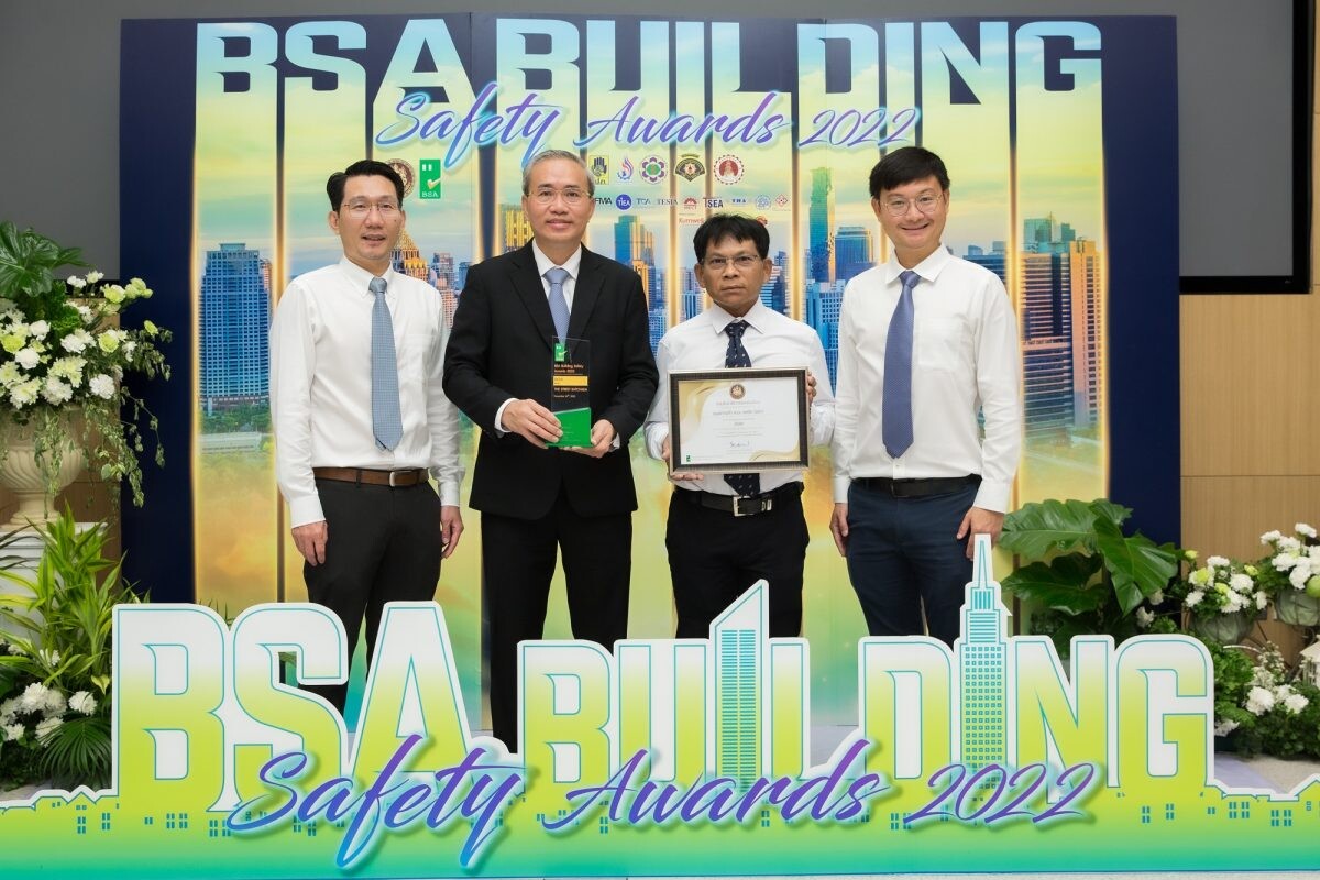 "เดอะ สตรีท รัชดา" รับโล่ประกาศเกียรติคุณอาคารปลอดภัย BSA Building Safety Awards 2022 จากกรมโยธาธิการและผังเมือง