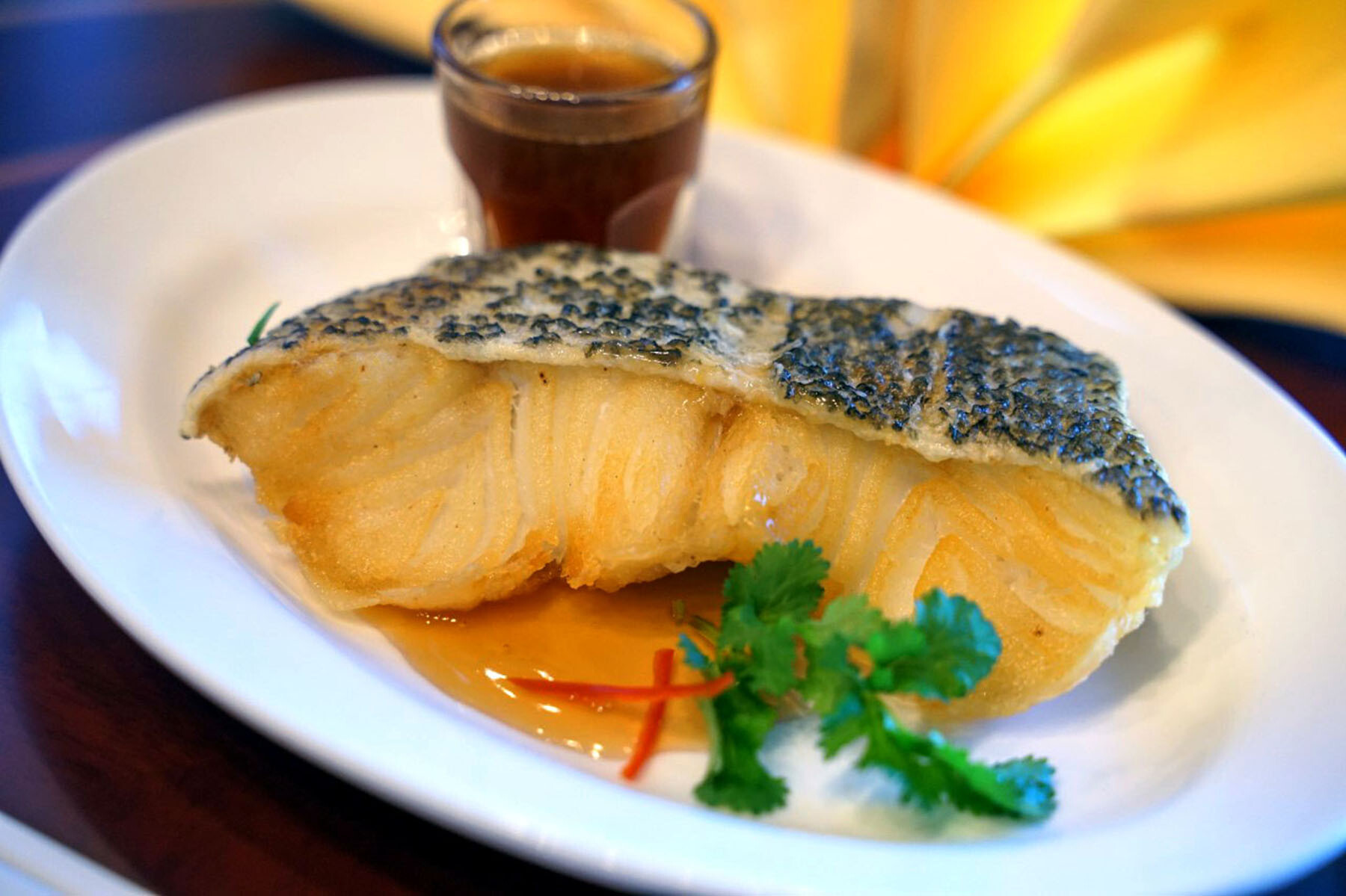 "ปลาหิมะทอดราดซอสน้ำปลา" ที่ห้องอาหารจีนหยก