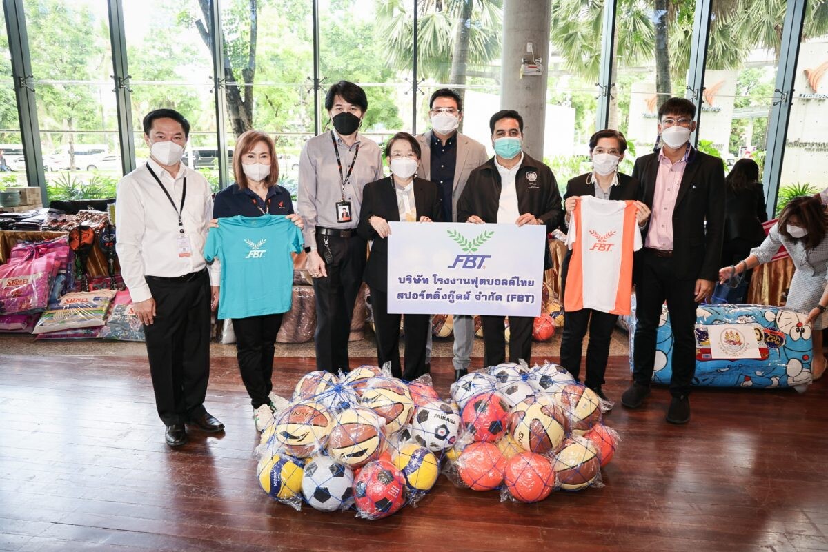 รมว.สุชาติ ส่ง โฆษก นำทีมมอบอุปกรณ์การเรียน - กีฬา โครงการมอบไออุ่น รักและห่วงใยกับไทยพีบีเอสปี 2565 ส่งต่อโรงเรียนถิ่นทุรกันดาร