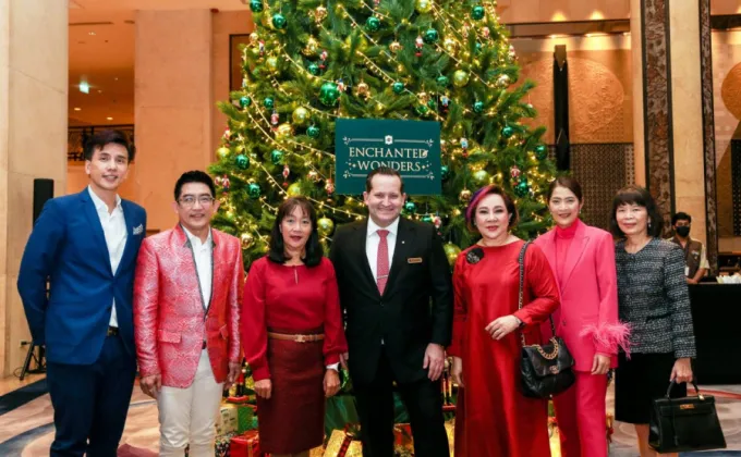 โรงแรมแชงกรี-ลา กรุงเทพฯ จัดพิธีเปิดไฟประดับต้นคริสต์มาสประจำปี
