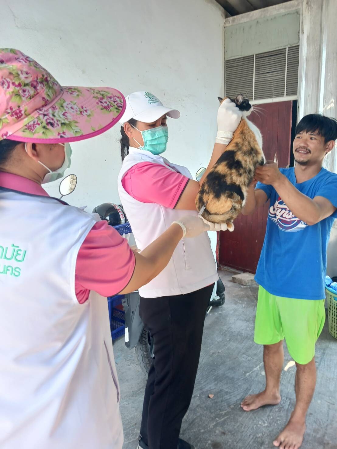เขตลาดกระบังเร่งสอบสวนโรคพิษสุนัขบ้า - จัดหน่วยเคลื่อนที่ฉีดวัคซีนป้องกันในชุมชนนำไกร