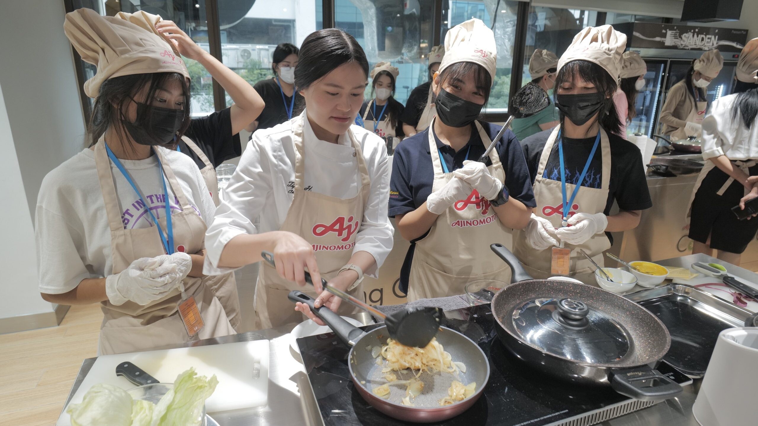 อายิโนะโมะโต๊ะ โฮม คุกกิ้ง ชวนน้องๆ วิทยาลัยเทคโนโลยีสยาม ร่วมเรียนรู้เทคนิครังสรรค์เมนูสุขภาพแต่รสชาติอร่อย โภชนาการครบครัน