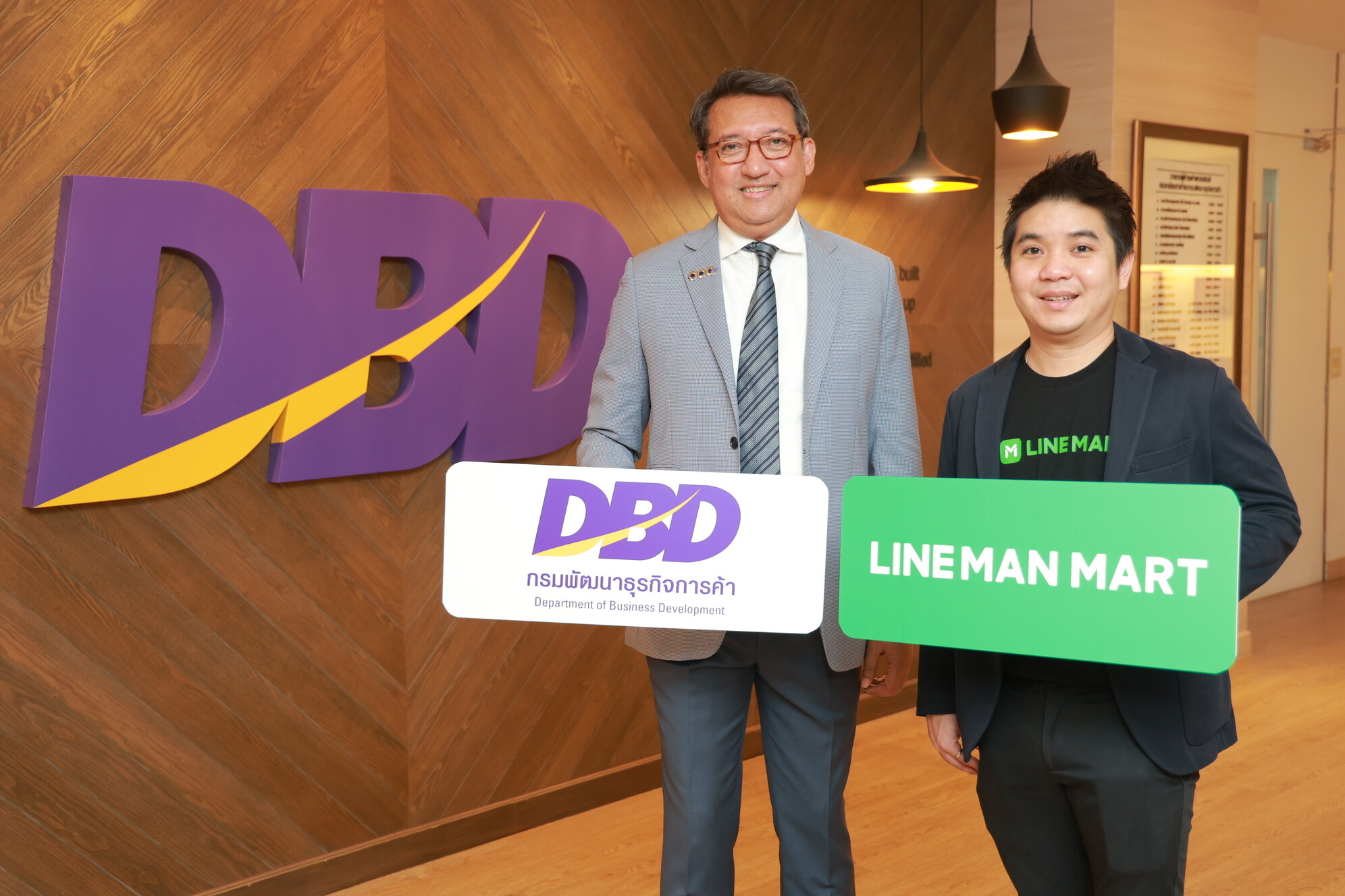 LINE MAN Wongnai จับมือ กรมพัฒนาธุรกิจการค้า จัดสัมมนา "LINE MAN MART ขายได้ทุกอย่าง ช่องทางขายใหม่ บริการส่งไว ดันยอดขายโตขึ้นเฉลี่ย 3 เท่า" หนุนผู้ประกอบการสู่ดิจิทัล