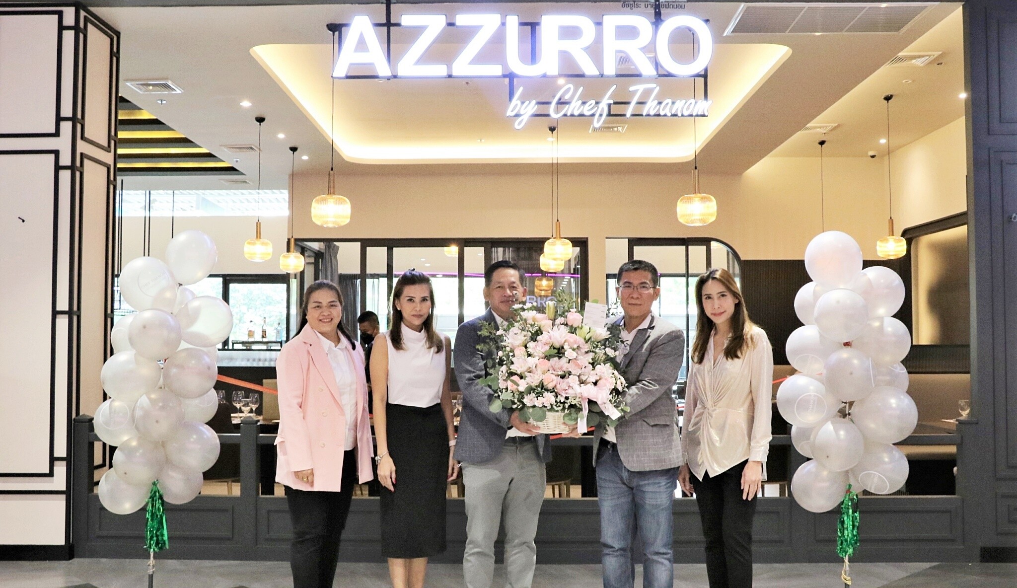 ผู้บริหารเอ็ม บี เค เซ็นเตอร์ มอบช่อดอกไม้แสดงความยินดี เปิดร้านใหม่ AZZURRO by Chef Thanom ชั้น G โซน C