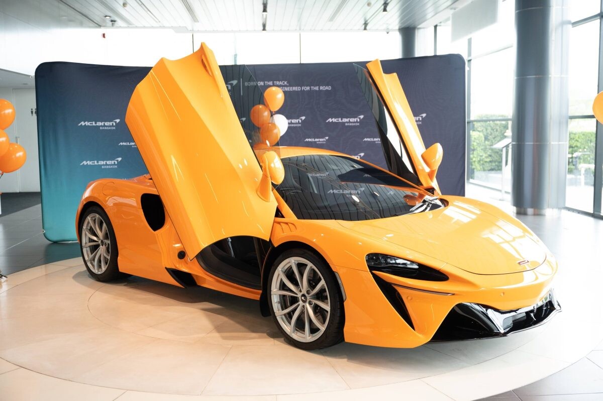 McLaren Bangkok ส่งมอบ McLaren ARTURA ซูเปอร์คาร์สัญชาติอังกฤษ คันแรกของไทย มาพร้อมดีไซน์สุดหรู โฉบเฉี่ยวด้วยเครื่องยนต์เหนือระดับ ประทับใจทุกการขับขี่ ให้กับไฮโซกี้-สราวุธ เสรีธรณกุล