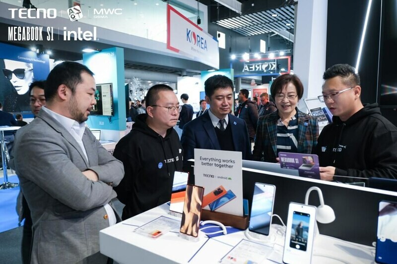 รองประธานอาวุโสและประธานบริษัทอินเทล ประเทศจีน เยี่ยมชมแล็ปท็อปของเทคโน ในงาน MWC 2566 บาร์เซโลนา