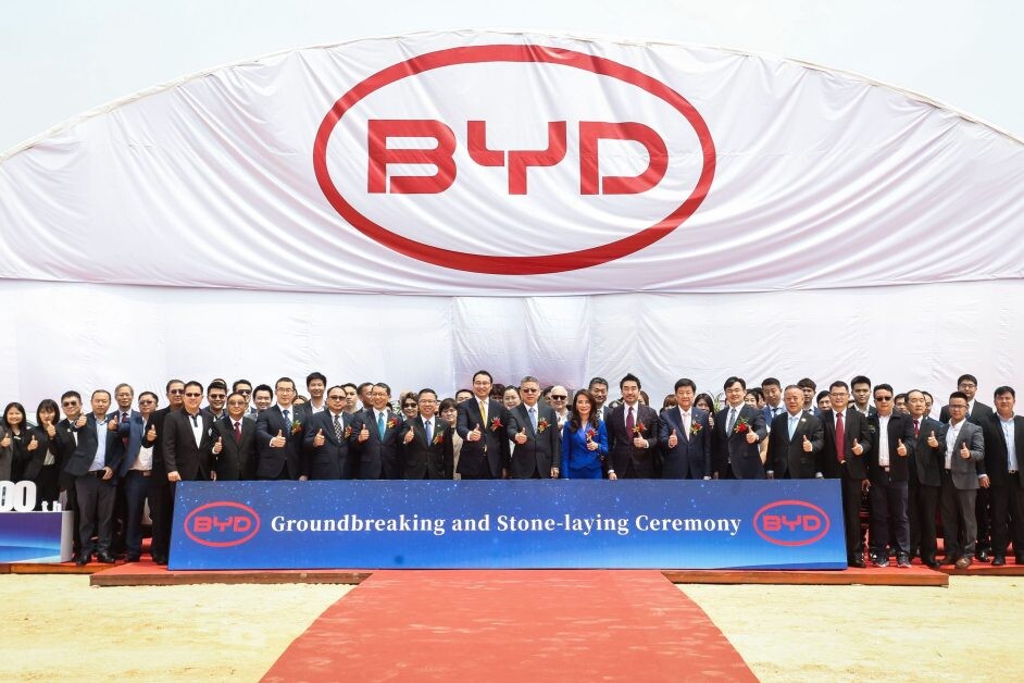 BYD จัดพิธีวางศิลาฤกษ์โรงงานผลิตรถยนต์แห่งแรกในประเทศไทย พร้อมส่งมอบรถ BYD ATTO 3 คันที่ 9,999 และ 10,000