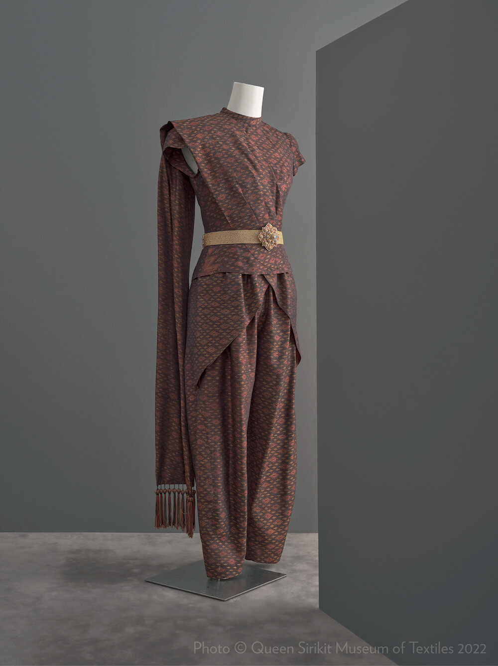 พิพิธภัณฑ์ผ้าฯ ชวนชม 12 ฉลองพระองค์ไฮไลท์  5 ยุคสมัย  ใน "สิริราชพัสตราบรมราชินีนาถ"
