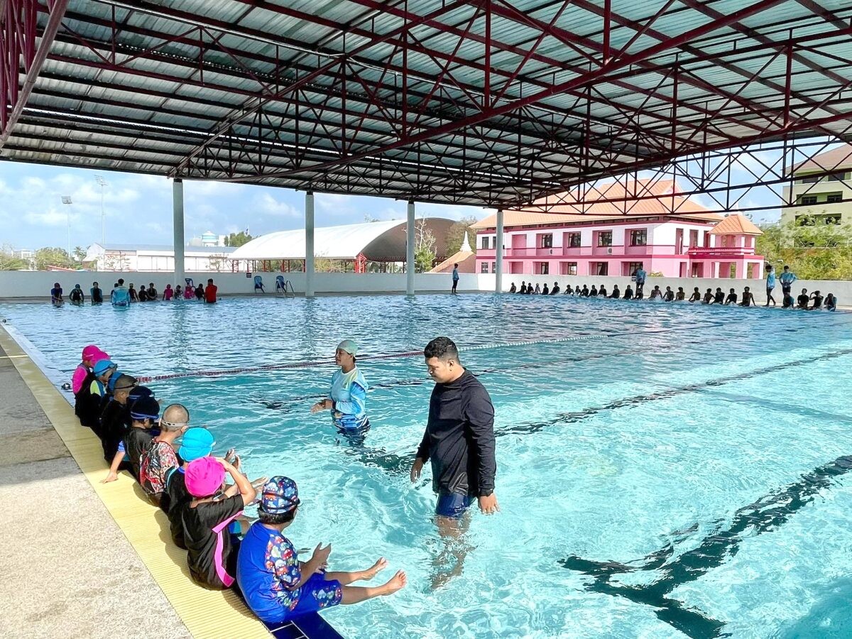 มรภ.สงขลา เปิดโอกาสเด็กสถานสงเคราะห์บ้านสงขลา ฝึก "ว่ายน้ำเพื่อชีวิต"