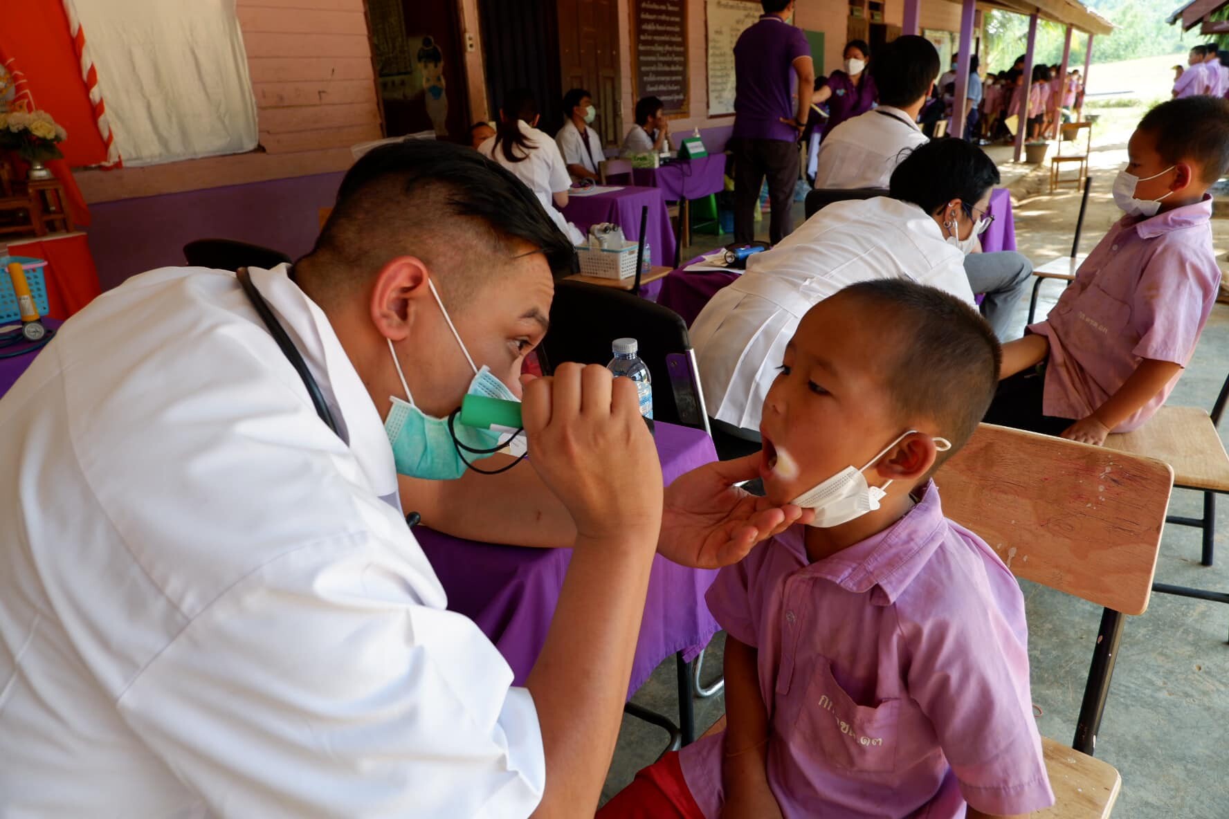 ลงพื้นที่ตามทีมหมอหน่วยแพทย์พระราชทานฯ ขึ้นเขาไปชายแดนไทย-พม่า ตรวจสุขภาพและให้บริการทันตกรรม