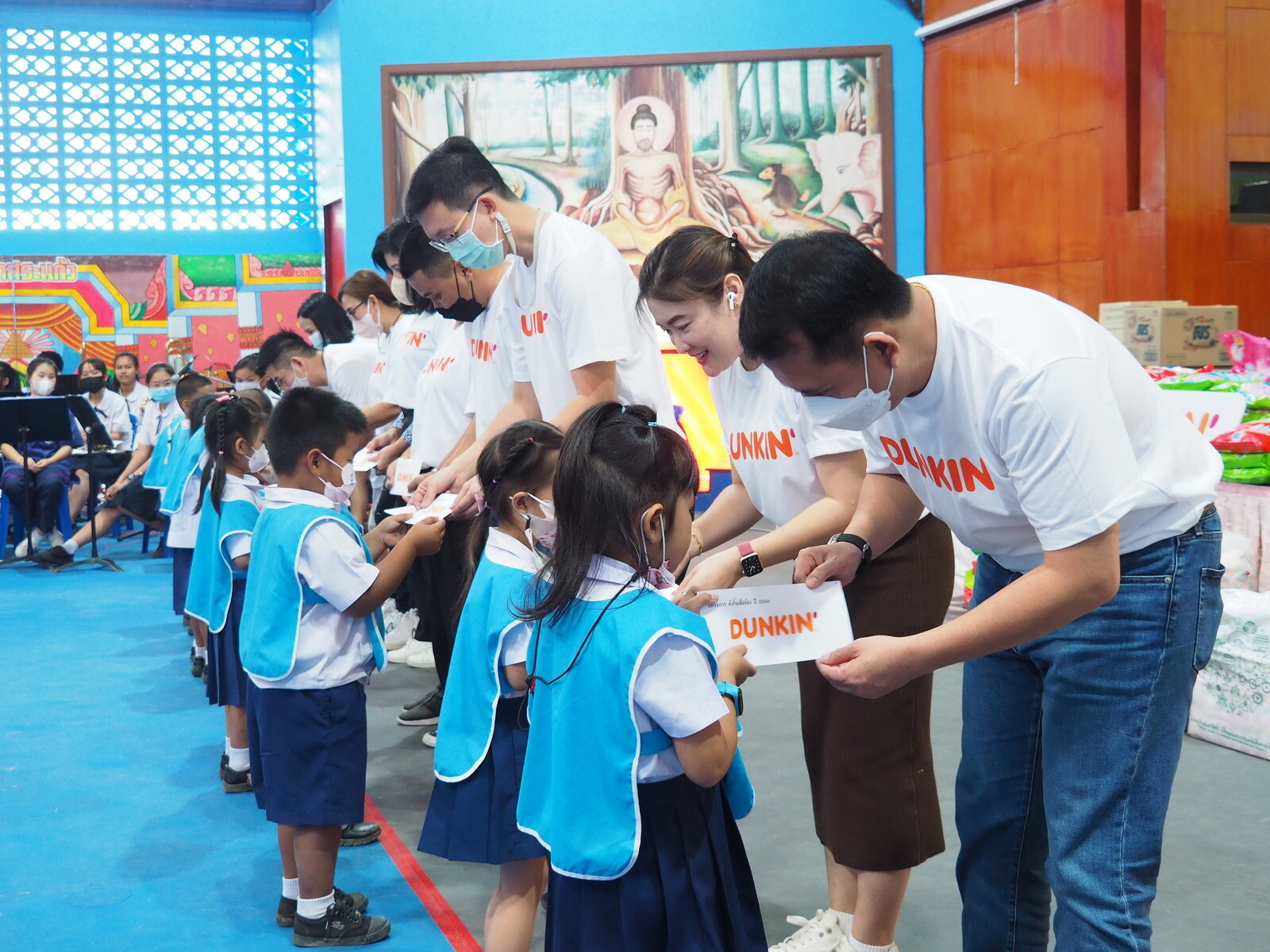 Dunkin' ชวนลูกค้าร่วมทำดีสร้างโอกาสเด็กไทย จัดโครงการ "ดังกิ้นเพื่อน้อง ปี 2566" มอบทุนการศึกษา 1,000,000 บาท "โรงเรียนวัดสระแก้ว - โรงเรียนบ้านเข็กน้อย"