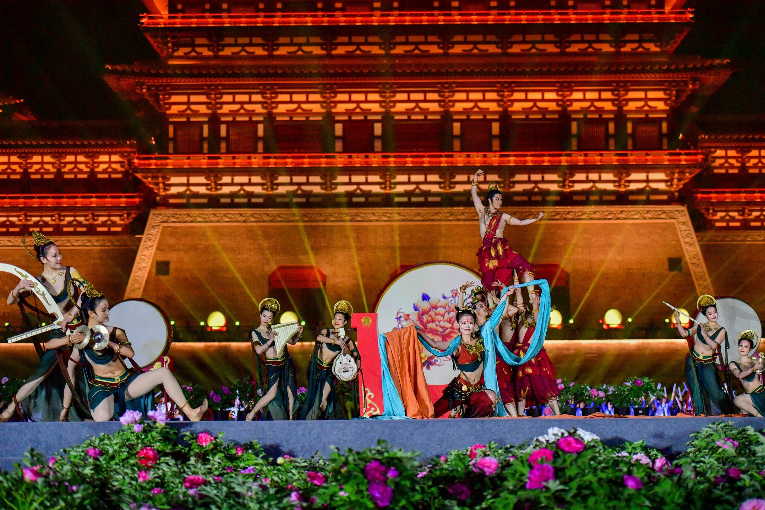 Xinhua Silk Road: เทศกาลวัฒนธรรมดอกโบตั๋นเมืองลั่วหยาง ครั้งที่ 40 จัดพิธีเปิดงานชมดอกโบตั๋นสุดยิ่งใหญ่ที่มณฑลเหอหนาน