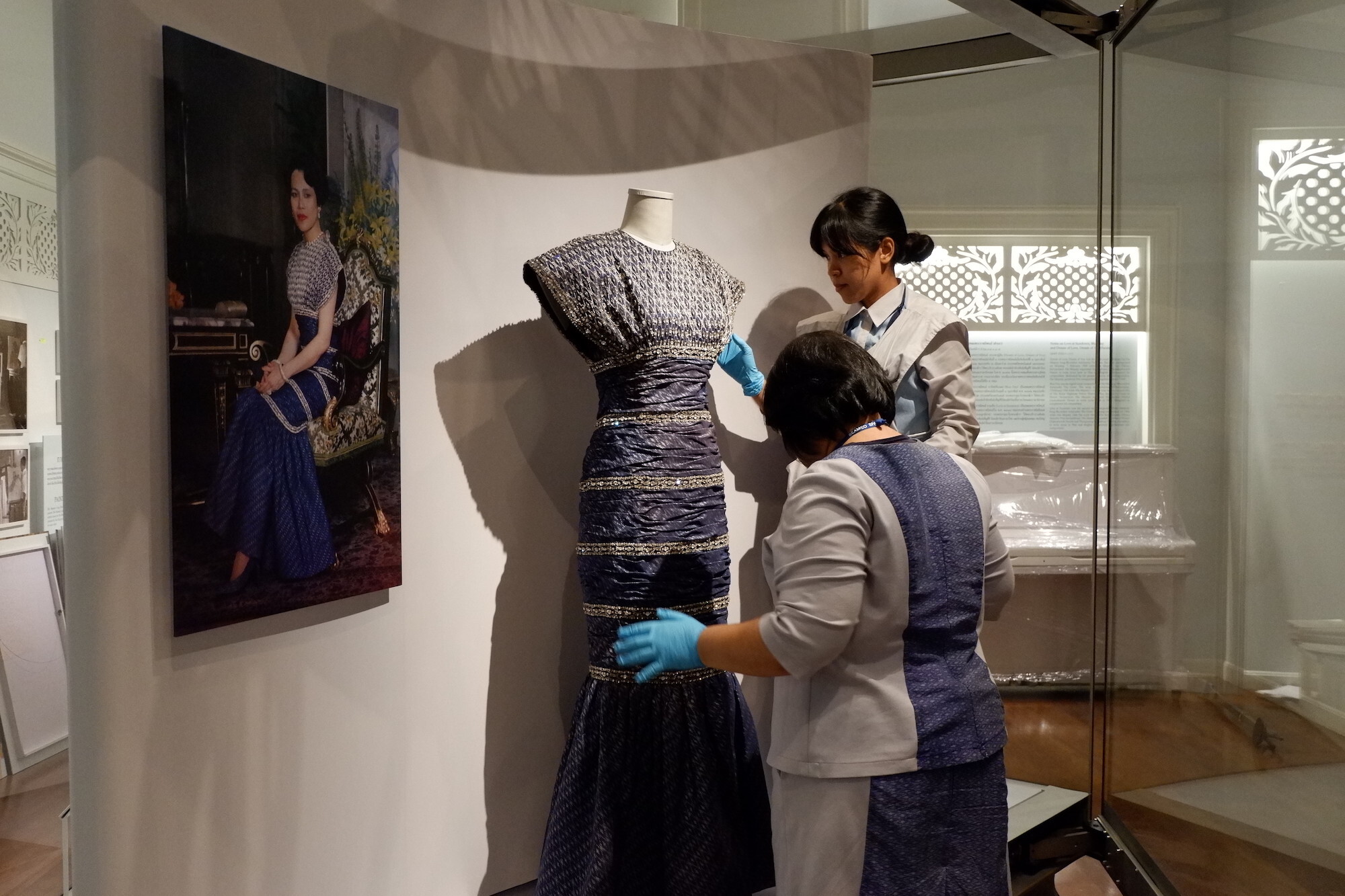 พิพิธภัณฑ์ผ้าฯ เผย ๕ ความลับเบื้องหลังความงดงามของผืนผ้า รู้ไว้ก่อนเข้าชม นิทรรศการ "สิริราชพัสตราบรมราชินีนาถ"