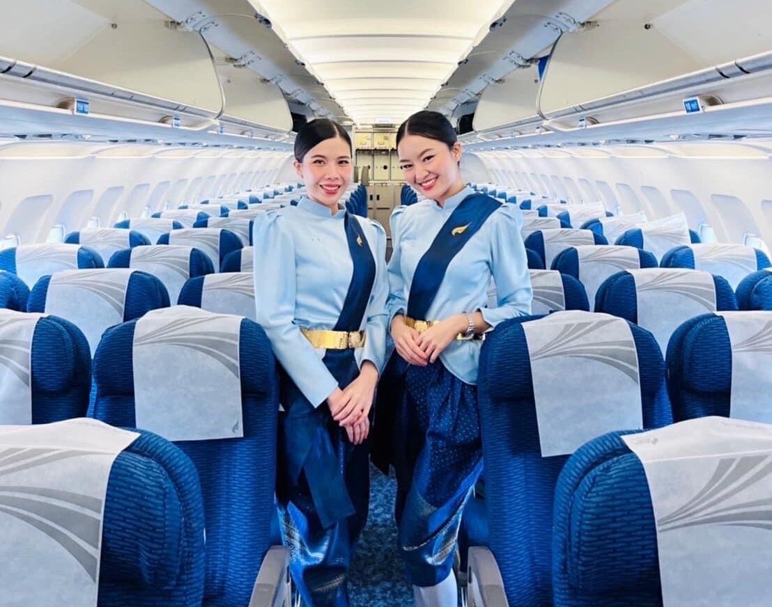 บางกอกแอร์เวย์ส ร่วมฉลองปีใหม่ไทย 2566 ด้วยความงดงามอย่างไทย ผ่านชุดไทยประยุกต์ของพนักงานต้อนรับบนเครื่องบิน สะท้อนแคมเปญ "สีฟ้าคือสีแห่งความสุข"