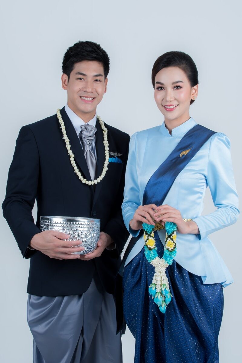 บางกอกแอร์เวย์ส ร่วมฉลองปีใหม่ไทย 2566 ด้วยความงดงามอย่างไทย ผ่านชุดไทยประยุกต์ของพนักงานต้อนรับบนเครื่องบิน สะท้อนแคมเปญ "สีฟ้าคือสีแห่งความสุข"