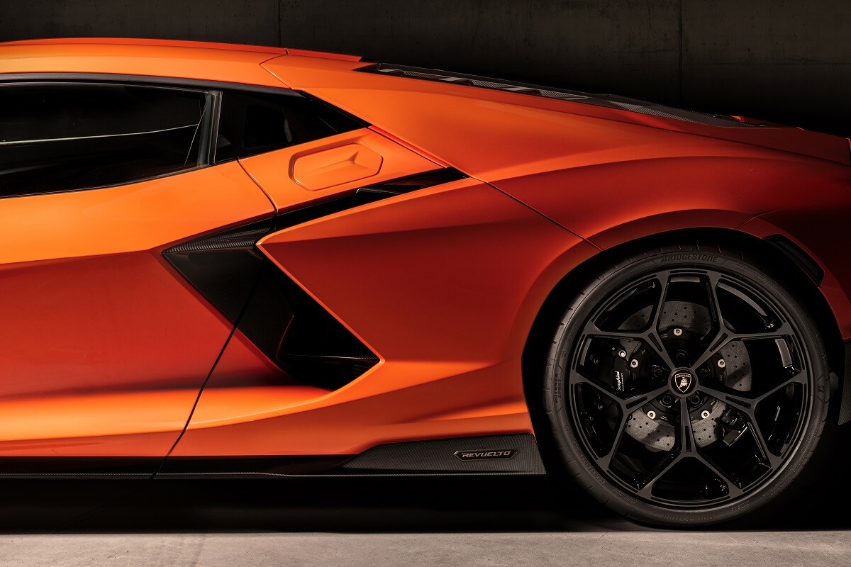 Bridgestone พัฒนาผลิตภัณฑ์ยางสมรรถนะสูง ตอบโจทย์รถซูเปอร์คาร์รุ่นใหม่ Lamborghini Revuelto ได้อย่างลงตัว
