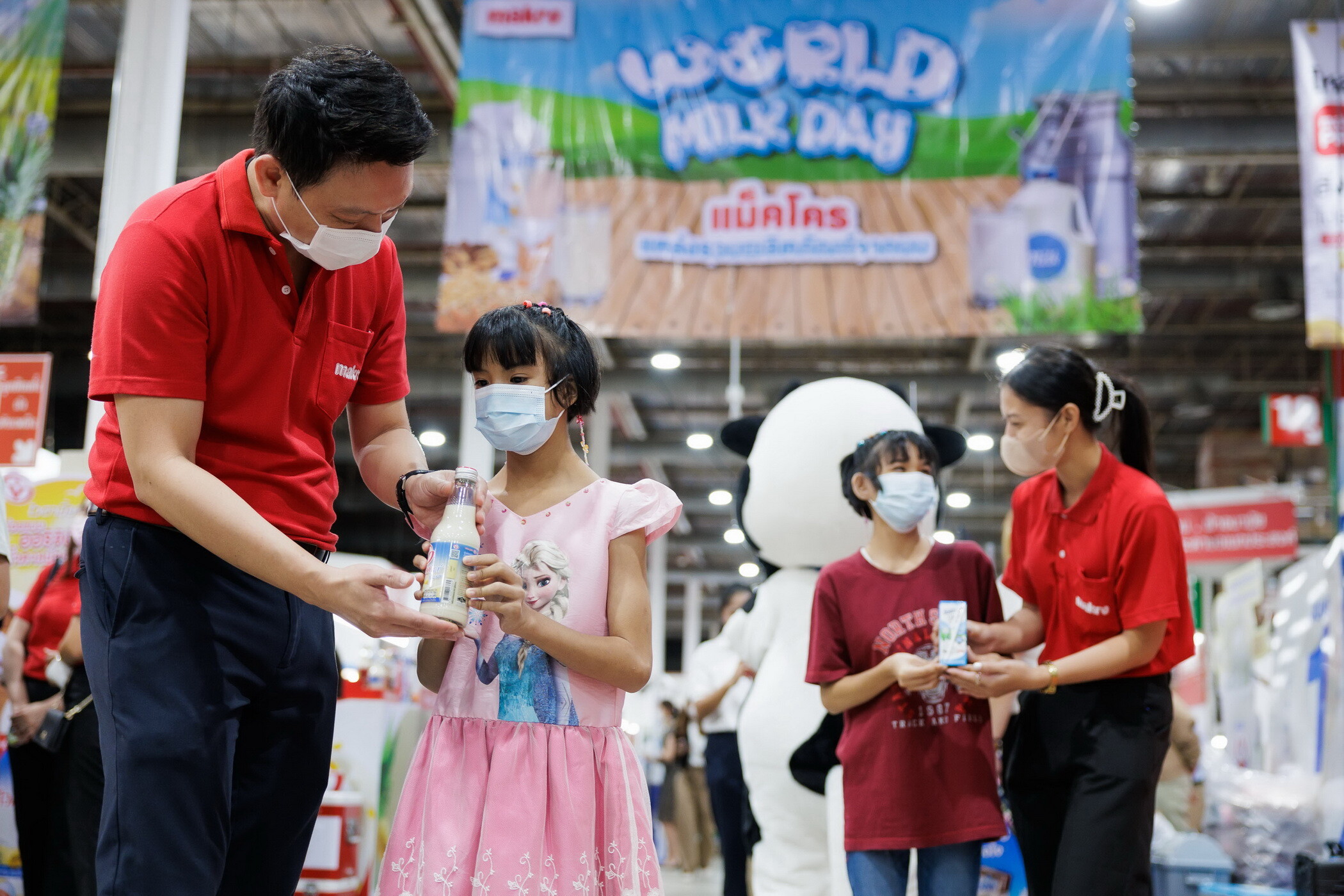 แม็คโคร จับมือ กรมปศุสัตว์ และพันธมิตรธุรกิจ มอบผลิตภัณฑ์นมกว่า 20,000 กล่อง แก่เด็กพิการ หนุนคนไทยดื่มนมเพื่อสุขภาพ รับ "World Milk Day"