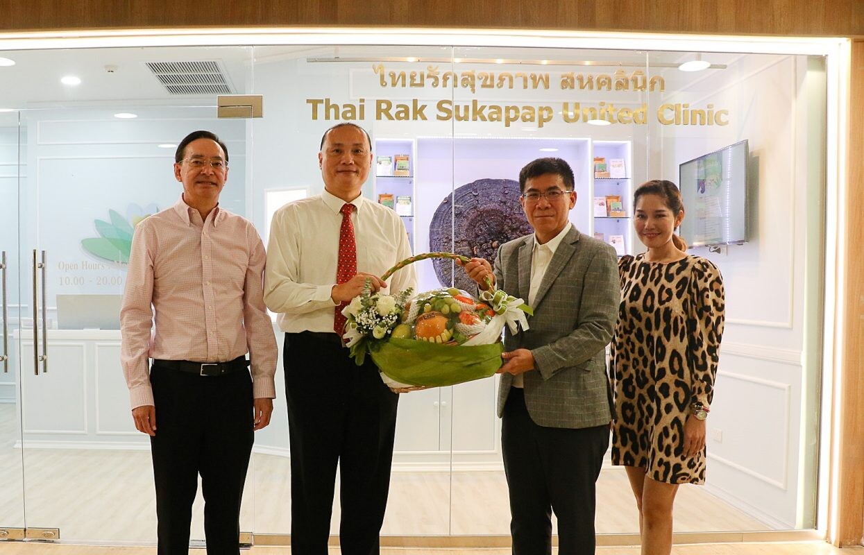 ผู้บริหารเอ็ม บี เค เซ็นเตอร์ มอบดอกไม้แสดงความยินดี Grand Opening ไทยรักสุขภาพ สหคลินิก คลินิกแพทย์แผนไทย และการแพทย์ทางเลือก ชั้น 6 โซน B