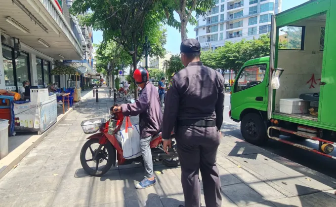 เขตธนบุรีปักเสาเหล็กกั้นรถจักรยานยนต์ป้องปรามผู้ขับขี่บนทางเท้า