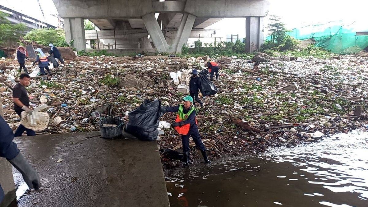 กทม.จัดเก็บขยะตกค้างในแม่น้ำเจ้าพระยาใต้สะพานพระราม 6 เตรียมแผนระยะยาวแก้ปัญหาทิ้งขยะลงแม่น้ำลำคลอง