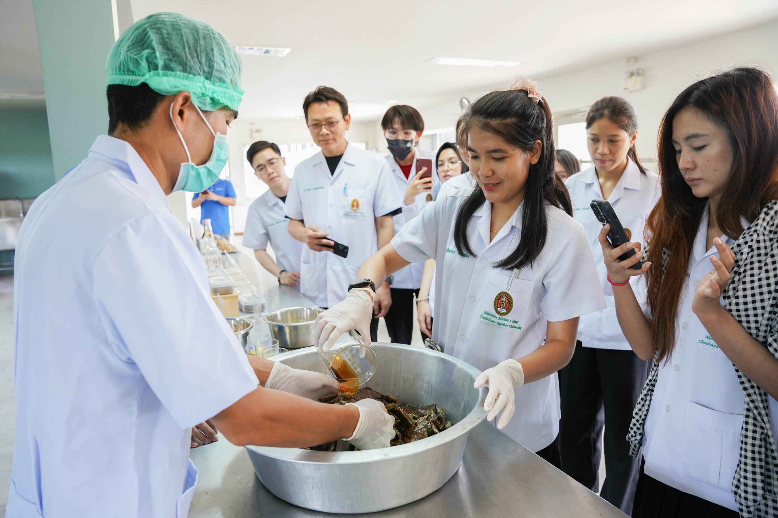 คลินิกการแพทย์แผนจีนหัวเฉียว ต้อนรับนักศึกษาแพทย์แผนจีน มหาวิทยาลัยราชภัฏจันทรเกษม ในโอกาสศึกษาดูงาน ณ ศูนย์การเรียนรู้สมุนไพรจีนแบบครบวงจร