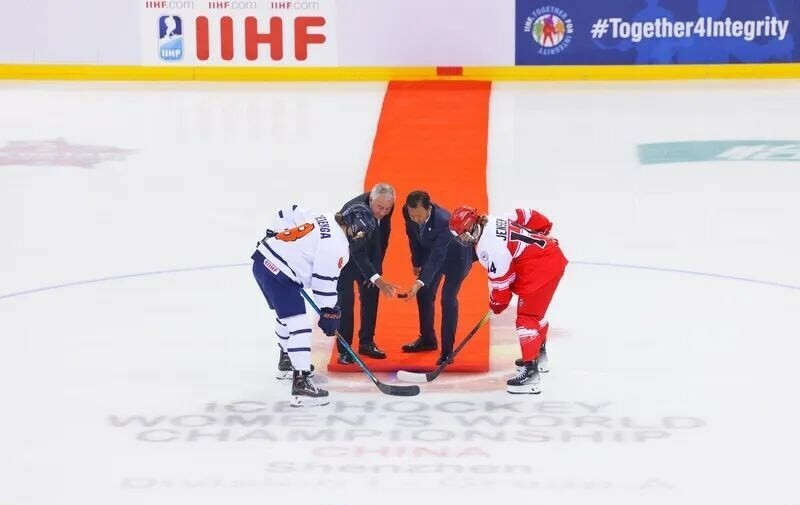"ยูนิลูมิน" ทำผู้ชมทึ่ง แสดงแสงสีด้วยไฟแอลอีดี 3 มิติแบบรับชมได้ด้วยตาเปล่า ในพิธีเปิดการแข่งขันฮอกกี้น้ำแข็งหญิงชิงแชมป์โลก 2566 ของ IIHF