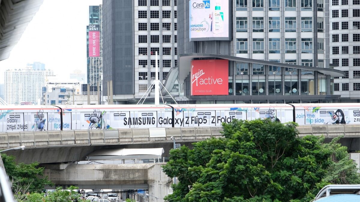 Samsung จับมือ ลีโอ เบอร์เนทท์ ประเทศไทย และ ปับลิซิส มีเดีย เทคโอเวอร์แลนด์มาร์คใจกลางเมือง<br>เปิดประสบการณ์ "ยินดีต้อนพับ" ของ Galaxy Z Flip 5 และ Z Fold 5