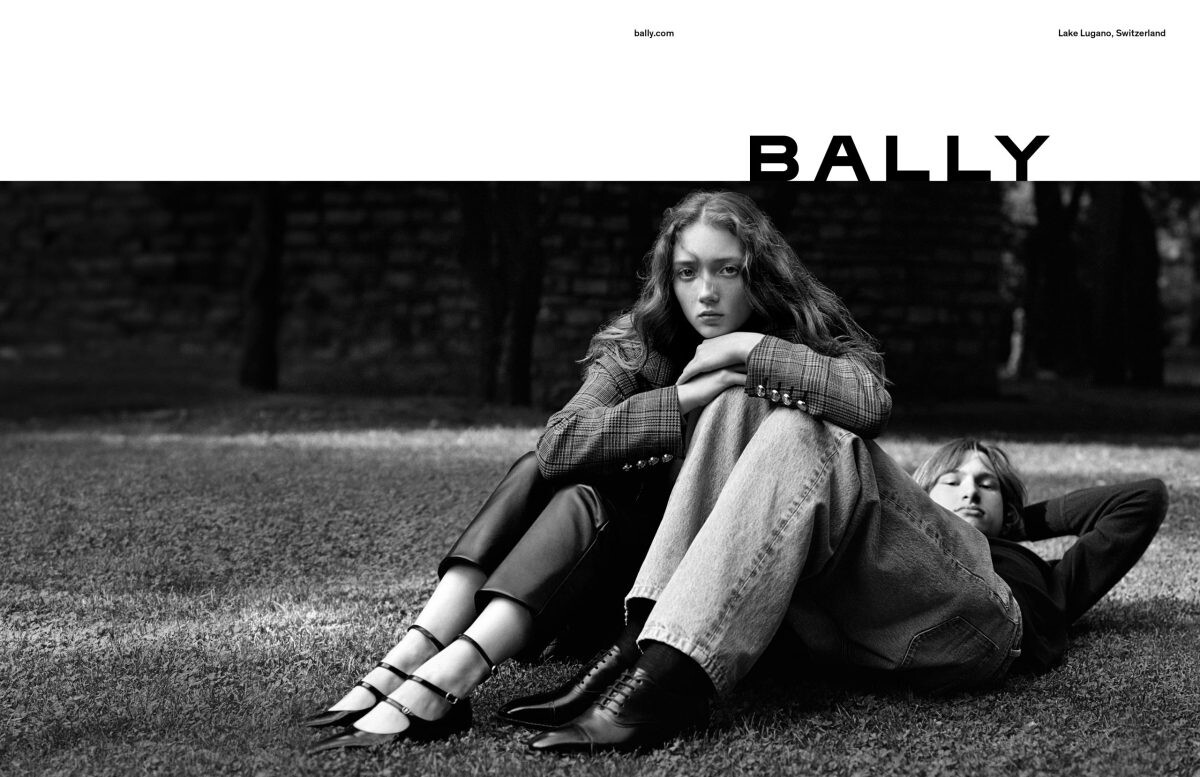 Bally เปิดตัวแคมเปญสำหรับฤดูกาล Fall/Winter 2023 ผลงานสร้างสรรค์แรกภายใต้ผู้อำนวยการฝ่ายออกแบบคนใหม่ Simone Bellotti ถ่ายภาพโดย Alasdair McLellan