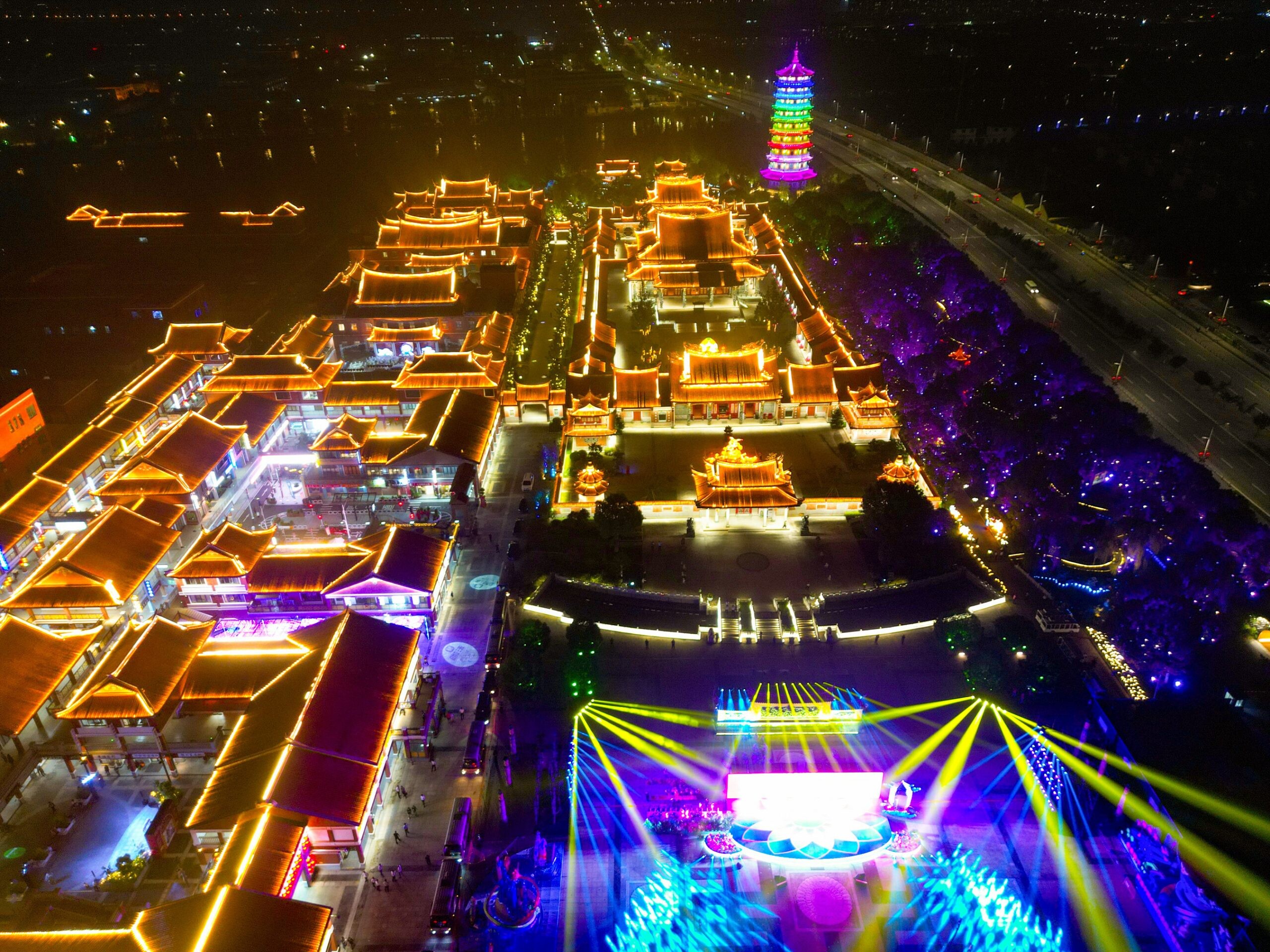 Xinhua Silk Road: เมืองคุนซานของจีนจัดงานแสดงโคมไฟเทศกาลไหว้พระจันทร์ ส่งเสริมการแลกเปลี่ยนวัฒนธรรมข้ามช่องแคบไต้หวัน