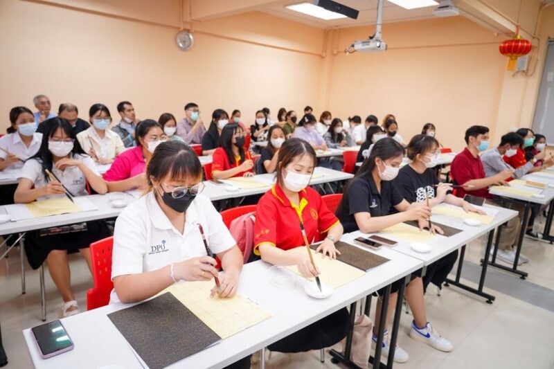 วิทยาลัยนานาชาติ DPU เดินหน้าเปิดสอนหลักสูตรวิชาภาษาตะวันออก หลังจีน-เกาหลี-ญี่ปุ่น แห่ลงทุนไทย คาดอนาคตไทยจะเป็น HUB ที่ชัดเจนมากขึ้น ส่งผล.มีความต้องการบุคลากรที่มี Skill ภาษาที่ 3 เป็นจำนวนมาก