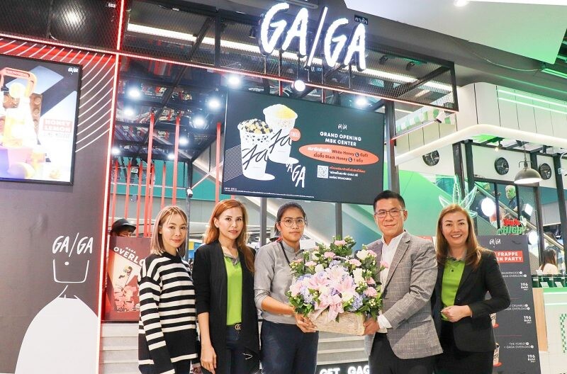 ผู้บริหารเอ็ม บี เค เซ็นเตอร์ มอบดอกไม้แสดงความยินดีเปิดร้านใหม่ GAGA ชั้น G โซน C