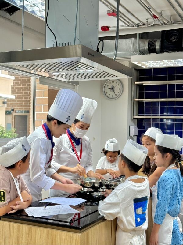 เลอ กอร์ดอง เบลอ ดุสิต จับมือ โรงเรียนนานาชาติ DBS จัดแคมป์เรียนรู้การทำอาหารสุดพิเศษ 'Culinary Excellence Camp' เปิดประสบการณ์เข้าครัวจริงที่แสนสนุกและได้ความรู้กับเชฟมืออาชีพ