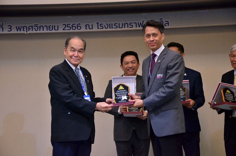 อาจารย์ต้นแบบด้านการสอน SPU เข้ารับมอบรางวัล "ผู้ทรงคุณค่าดำรงเกียรติยศ" 2566 จากสมาคมเทคโนโลยีและสื่อสารการศึกษาแห่งประเทศไทย