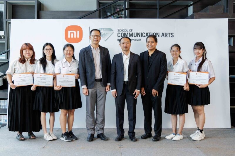 เสียวหมี่ ประเทศไทย ร่วมกับ คณะนิเทศศาสตร์ มหาวิทยาลัยกรุงเทพ มอบรางวัลให้แก่นักศึกษาผู้ชนะการประกวดภาพถ่ายด้วยสมาร์ทโฟนเสียวหมี่