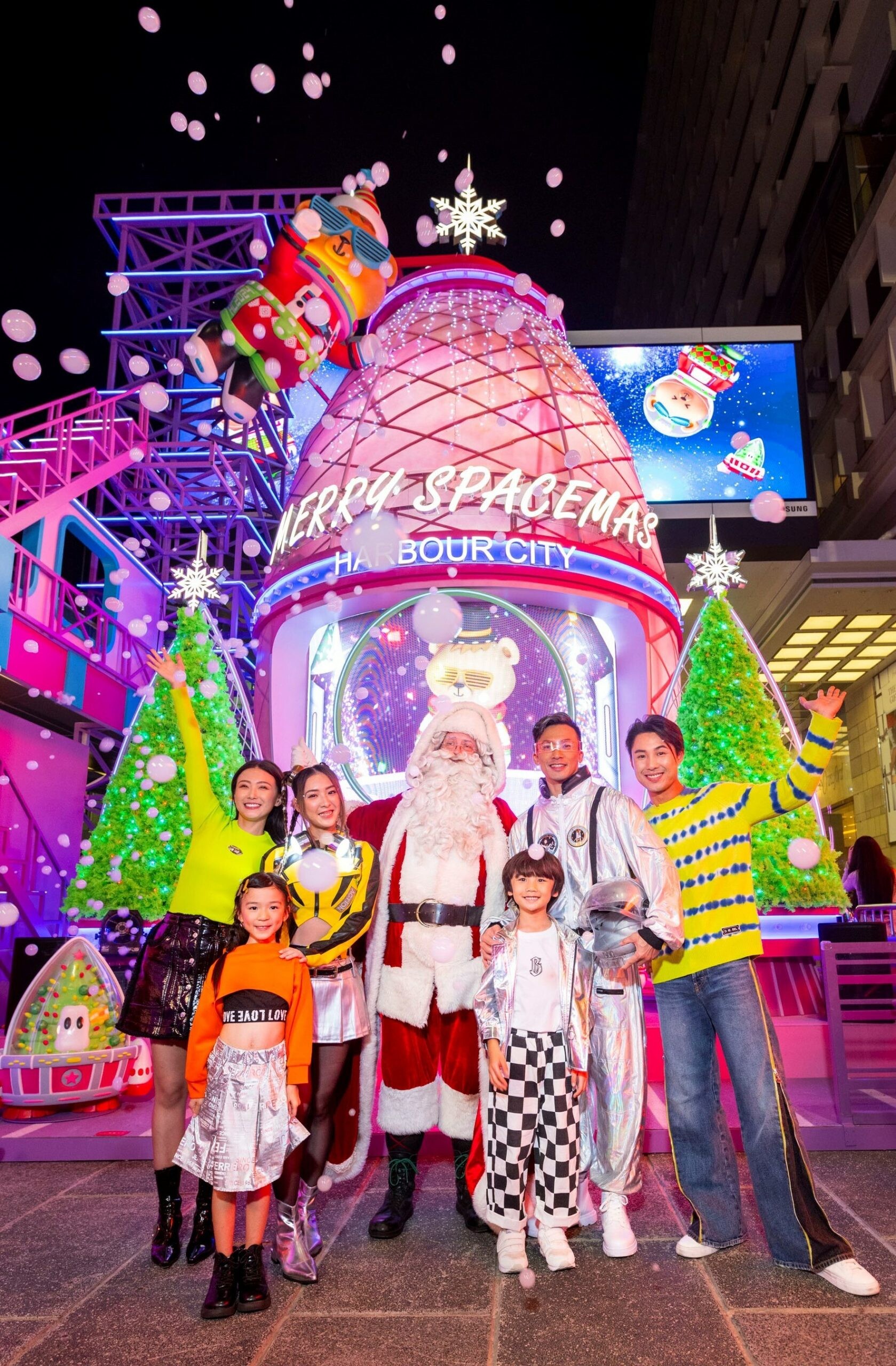 ห้างฮาร์เบอร์ ซิตี้ ในฮ่องกงจัดงานประดับไฟคริสต์มาส เปิดตัวธีม "Merry Spacemas" กลางแจ้ง
