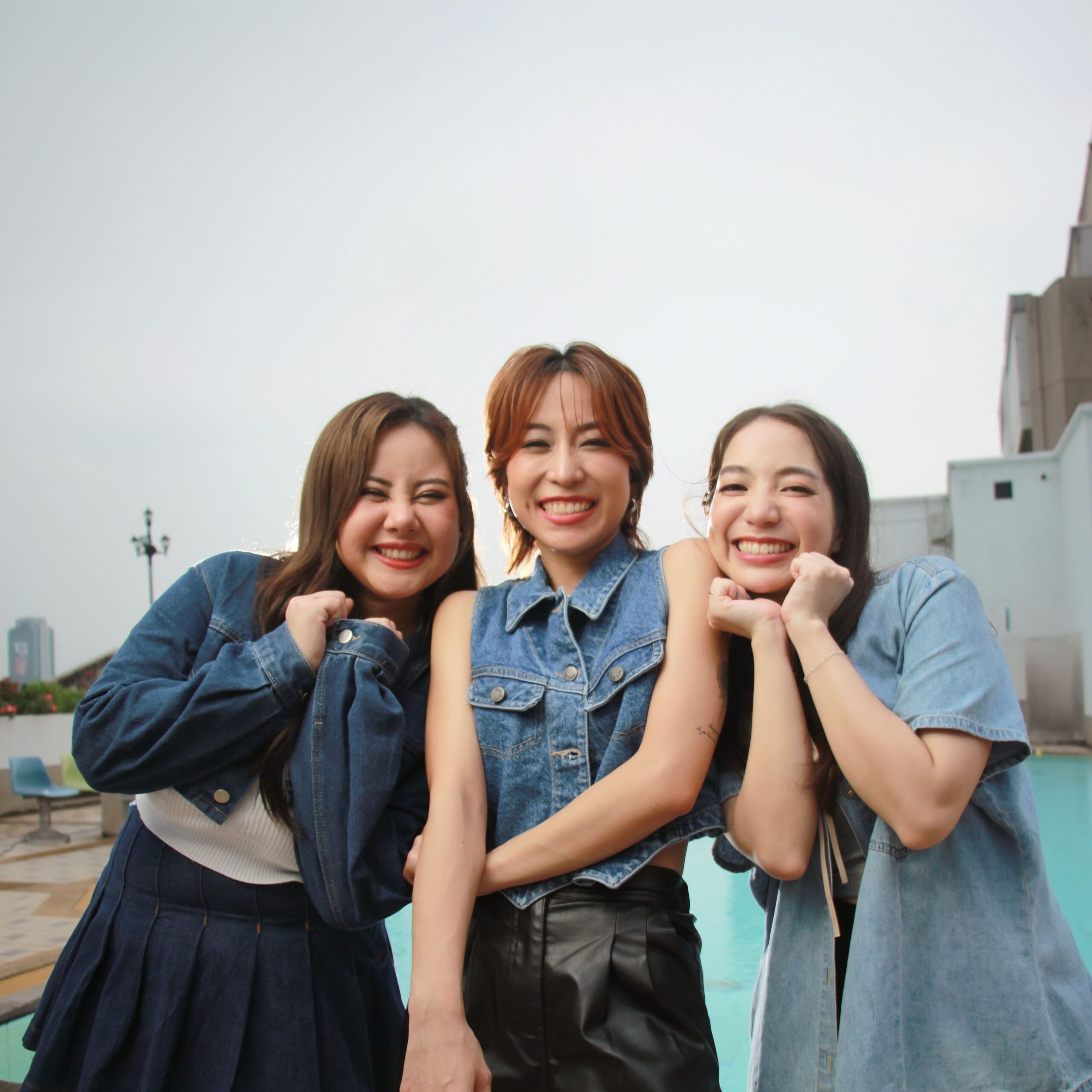 แท็คทีม 3 สาวค่าย M BEAT MUSIC  "Film Filmm - Kanoom - Kikie" ส่งกำลังใจผ่านเพลง "ชาร์จหัวใจ (Ur Power Bank)" ให้แฟนๆ ส่งท้ายปี