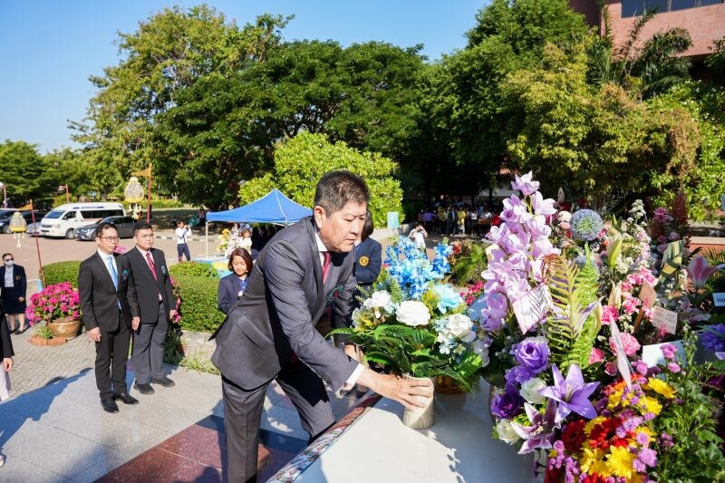 คลินิกการแพทย์แผนจีนหัวเฉียว ร่วมในพิธีวางกระเช้าดอกไม้เพื่อแสดงกตเวทิตาคุณในวัน ดร.อุเทน เตชะไพบูลย์