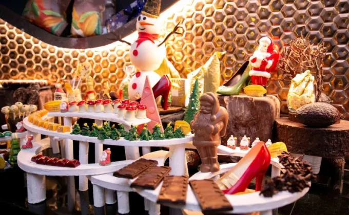 ซานต้าและซานตี้ชวนคุณมาอิ่มอร่อยไปกับช็อกโกแลตบุฟเฟ่ต์