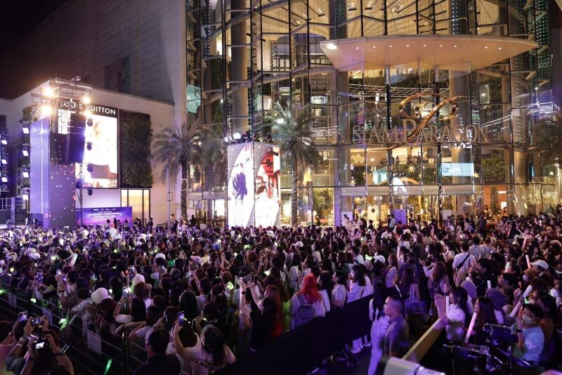 สยามพารากอนเปิดเวทีฉลองปีใหม่ก่อนใคร คว้า ยองแจ GOT7 จัดเต็มโชว์สุดพิเศษ ในงาน Siam Paragon The Glorious Countdown Celebration 2024"