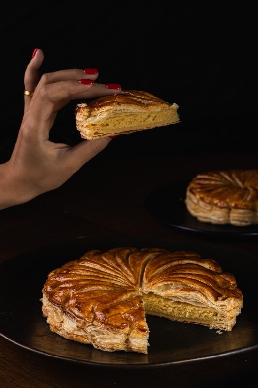 Galette des Rois (กาเล็ตต์ เดอ รัวส์) หรือขนมเค้กแห่งพระราชา ตามแบบฉบับฝรั่งเศสที่สการ์เล็ต