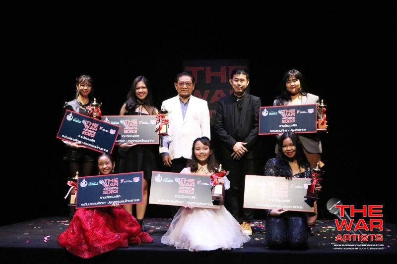 คุณประยงค์ ชื่นเย็น นายกสมาคมดนตรีแห่งประเทศไทย ในพระบรมราชูปถัมภ์ ร่วมให้เกียรติมอบรางวัลบนเวทีรายการประกวดร้องเพลงชิงถ้วยรางวัลเกียรติยศ [THE WAR ARTISTS 2023 รอบชิงชนะเลิศ]