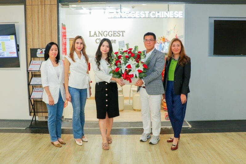 ผู้บริหารเอ็ม บี เค เซ็นเตอร์ มอบกระเช้าดอกไม้แสดงความยินดี LANGGEST CHINESE เปิดตัวสถาบันสอนภาษาจีนแบบ student-centric ชั้น 6 โซน B
