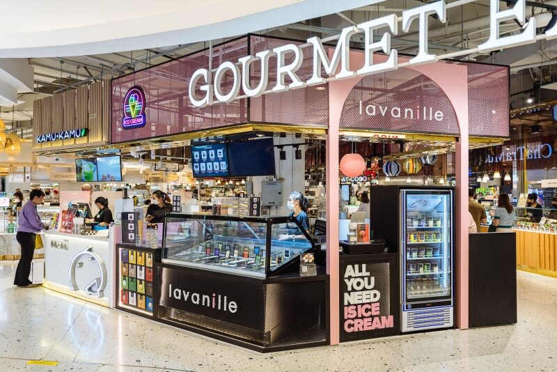 La Vanille เปิดตัวร้านใหม่ดีไซน์ชิคแห่งแรกในกรุงที่ The Emporium สะดุดตาด้วยโทนสี Black &amp; Pink พร้อมไอศกรีมพรีเมียมสไตล์ฝรั่งเศสแน่นร้าน!