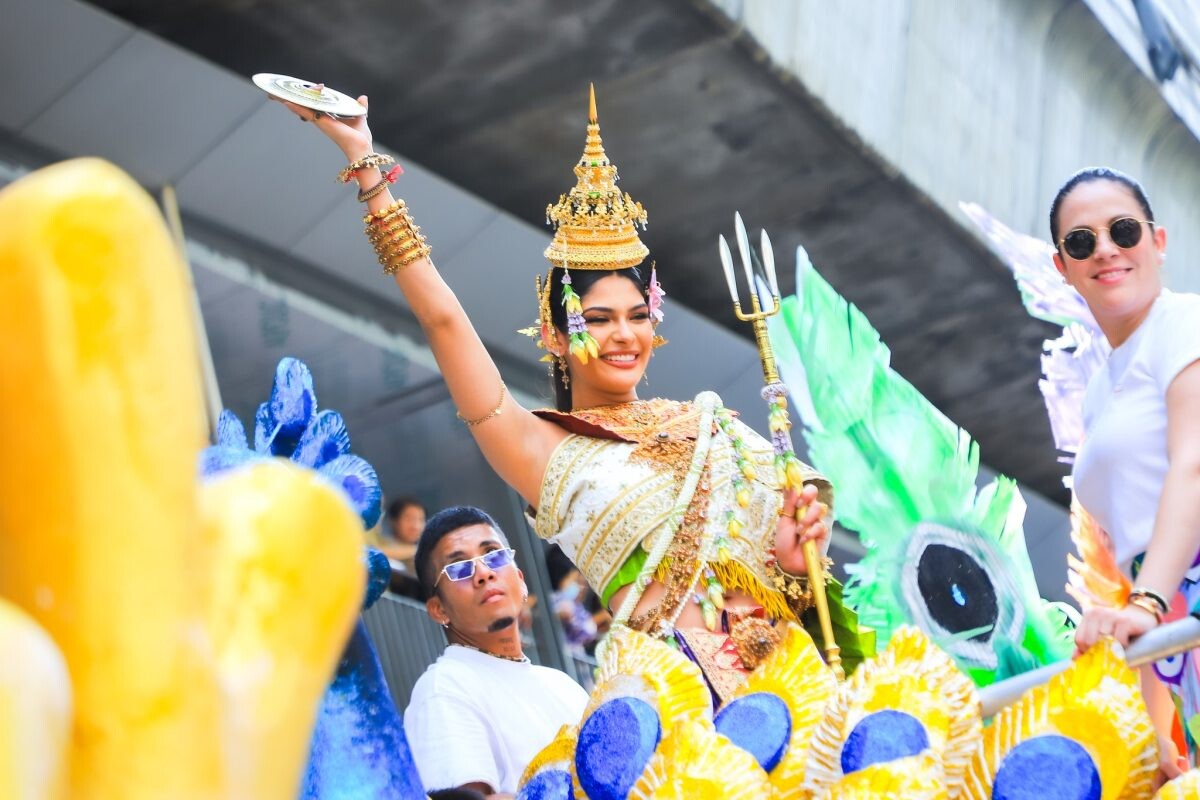พัสตราภรณ์ล้ำค่า นางมโหธรเทวีระดับจักรวาล "เชย์นิส ปาลาซิโอส" Miss Universe 2023 งามสง่าประทับมยุราปักษาในขบวน Thai Rhythm Carnival ที่งาน "THAILAND'S SONGKRAN FESTIVAL 2024"